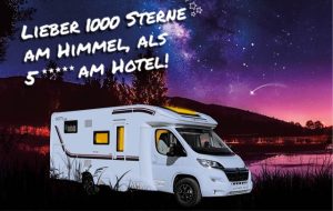 Lieber 1000 Sterne am Himmel als fünf Sterne am Hotel. Wohnmobil parkt am Seeufer unter einem Sternenhimmel.